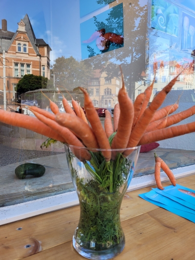 Ein Bund Möhren steckt in einer Glasvase