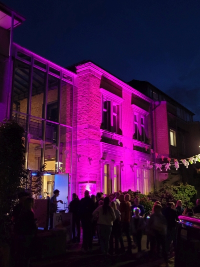 Sepulkralmuseum in Kassel pink beleuchtet zur Museumsnacht 2025