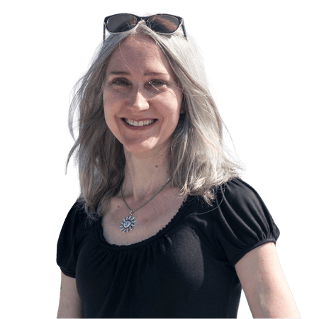 Esther Niederhammer lächelt in die Kamera – Einladung, ihren Newsletter zu abonnieren