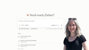 Startbildschirm der Claude-Desktop-App mit der Begrüßung 'Noch wach, Esther?', einem Eingabefeld für Chat- oder Cowork-Anfragen sowie einer Liste geplanter Aufgaben. Rechts ein Porträtfoto von Esther.