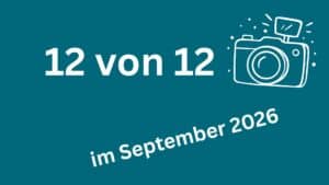 Schriftzug "12 von 12 im September 2026" mit Kamera-Icon auf petrolfarbenem Hintergrund
