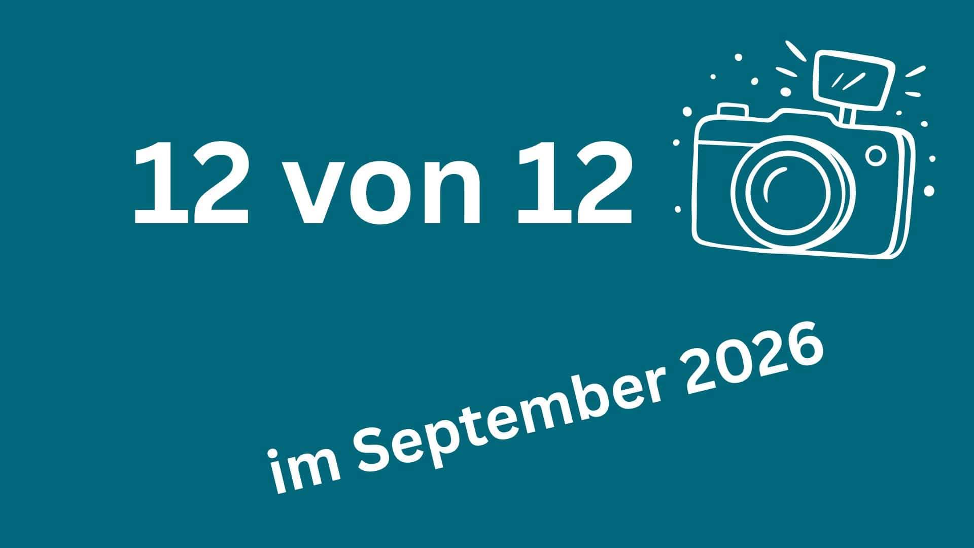 Schriftzug "12 von 12 im September 2026" mit Kamera-Icon auf petrolfarbenem Hintergrund