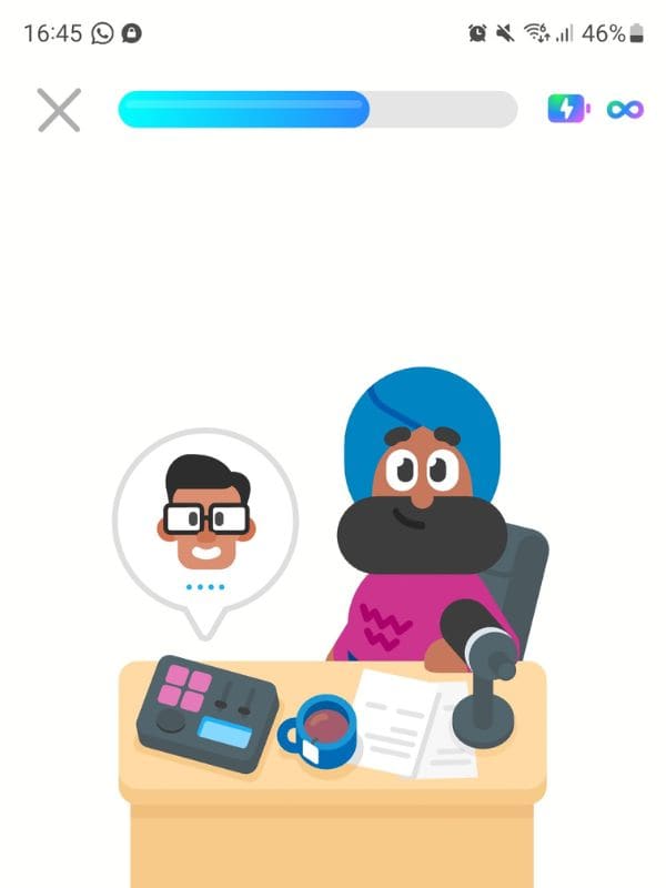 Screenshot einer Sprachlern-App auf dem Smartphone mit einer Cartoon-Figur am Mikrofon