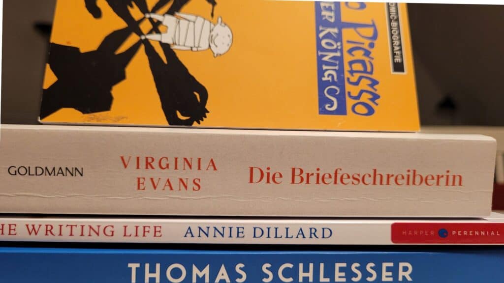 Bücher, horizontal aufeinandergestapelt