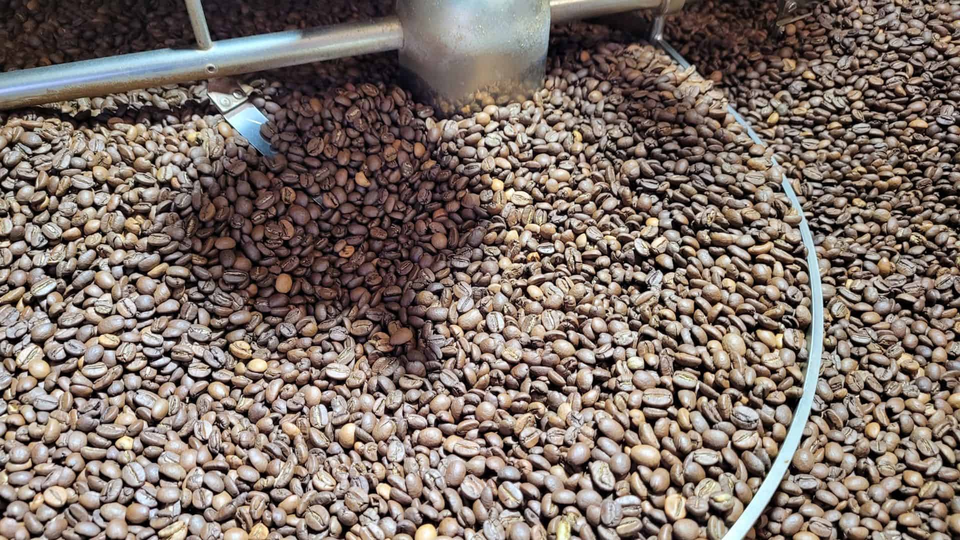 Kaffeebohnen in einer Röstmaschine