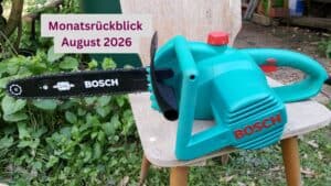 Motorsäge liegt auf einem Holzstuhl mit Lehne. Darüber der Text "Monatsrückblick August 2026"
