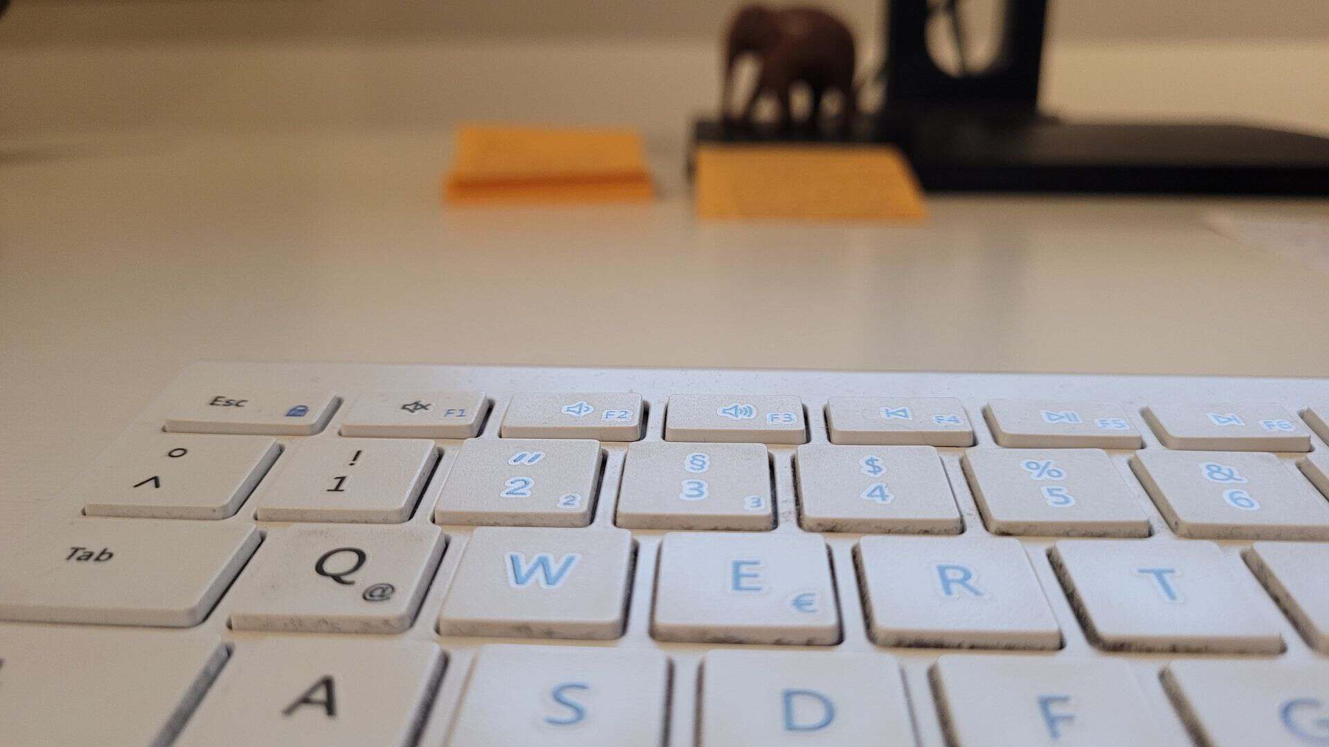 Helle Computertastatur, im Hintergrund die Skulptur eines Elefanten