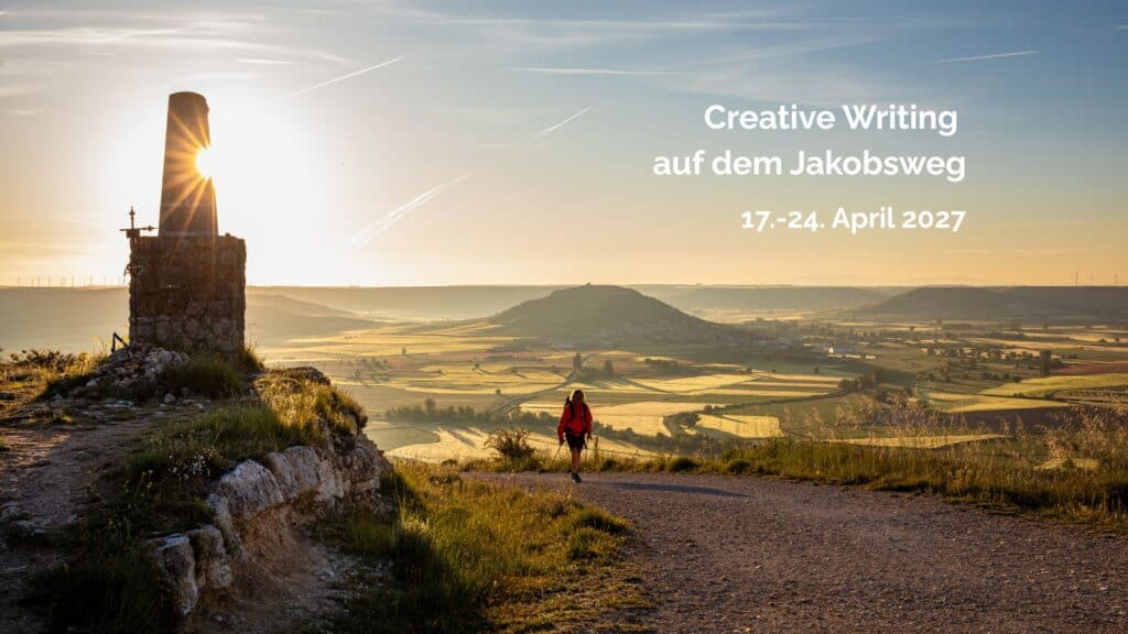 Eine Pilgerin wandert einen Berg hinauf, im Hintergrund die aufgehende Sonne, dazu der Text "Creative Writing auf dem Jakobsweg, 17.-24. April 2027