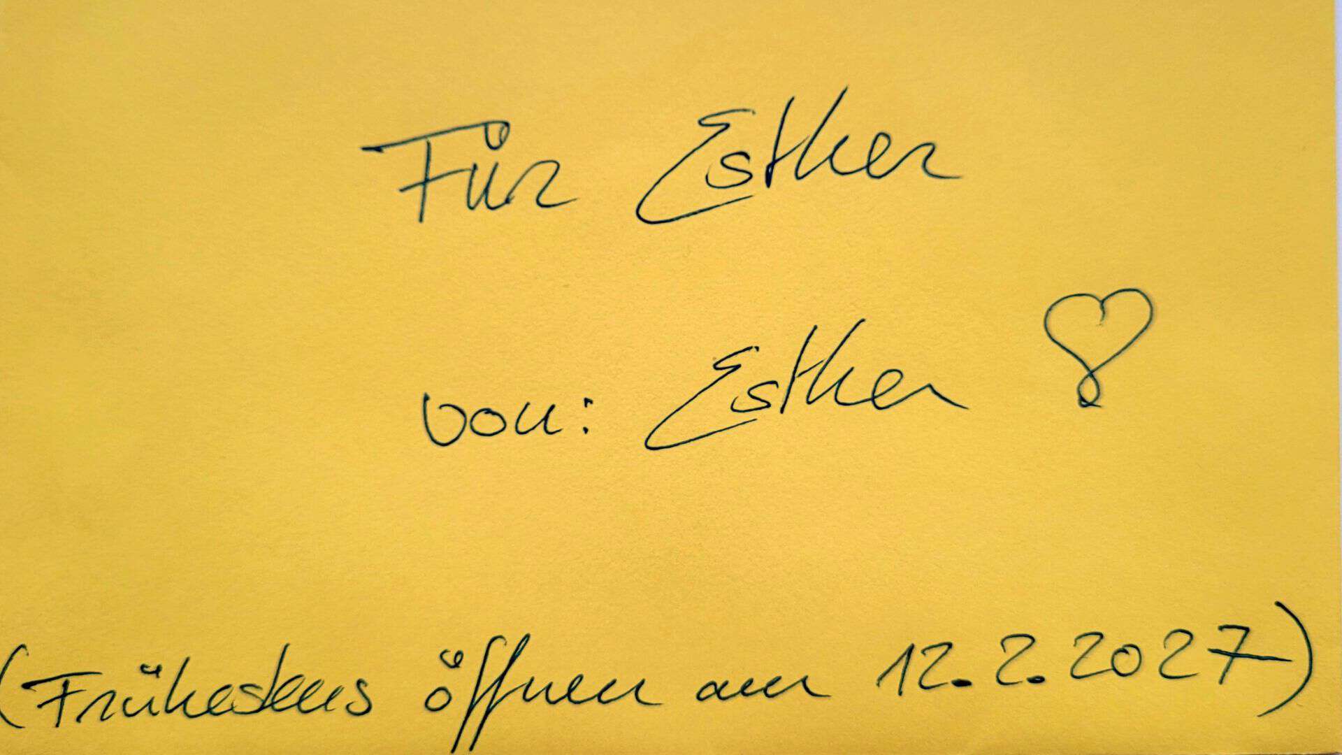 gelber Briefumschlag  mit der Aufschrift "von Esther - für Esther" und "Frühestens öffnen am 12.2.2027".
